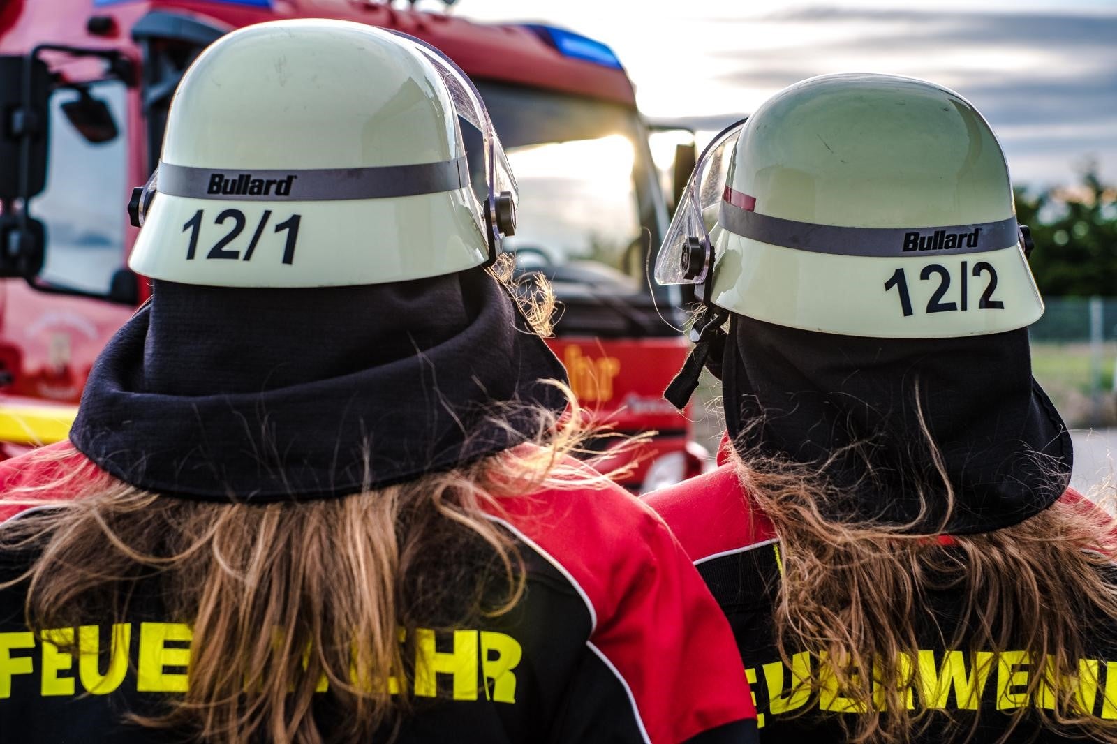 Zu sehen sind zwei Feuerwehrfrauen.