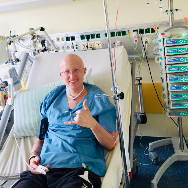 ein Mann liegt auf einem Krankenhausbett