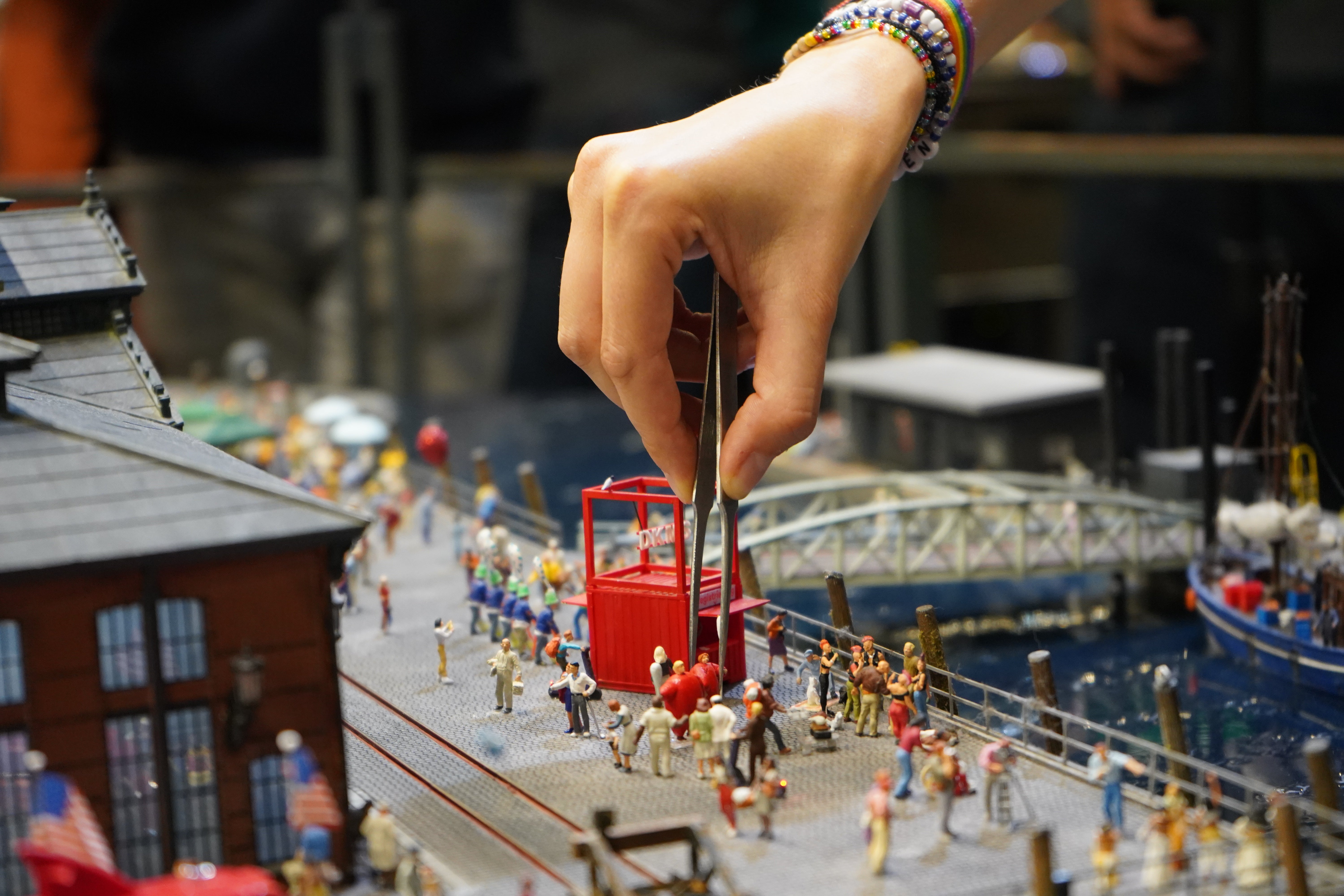 Die DKMS im Miniaturwunderland - der Stand einer Registrierungsaktion am kleinen Hamburger Fischhafen.