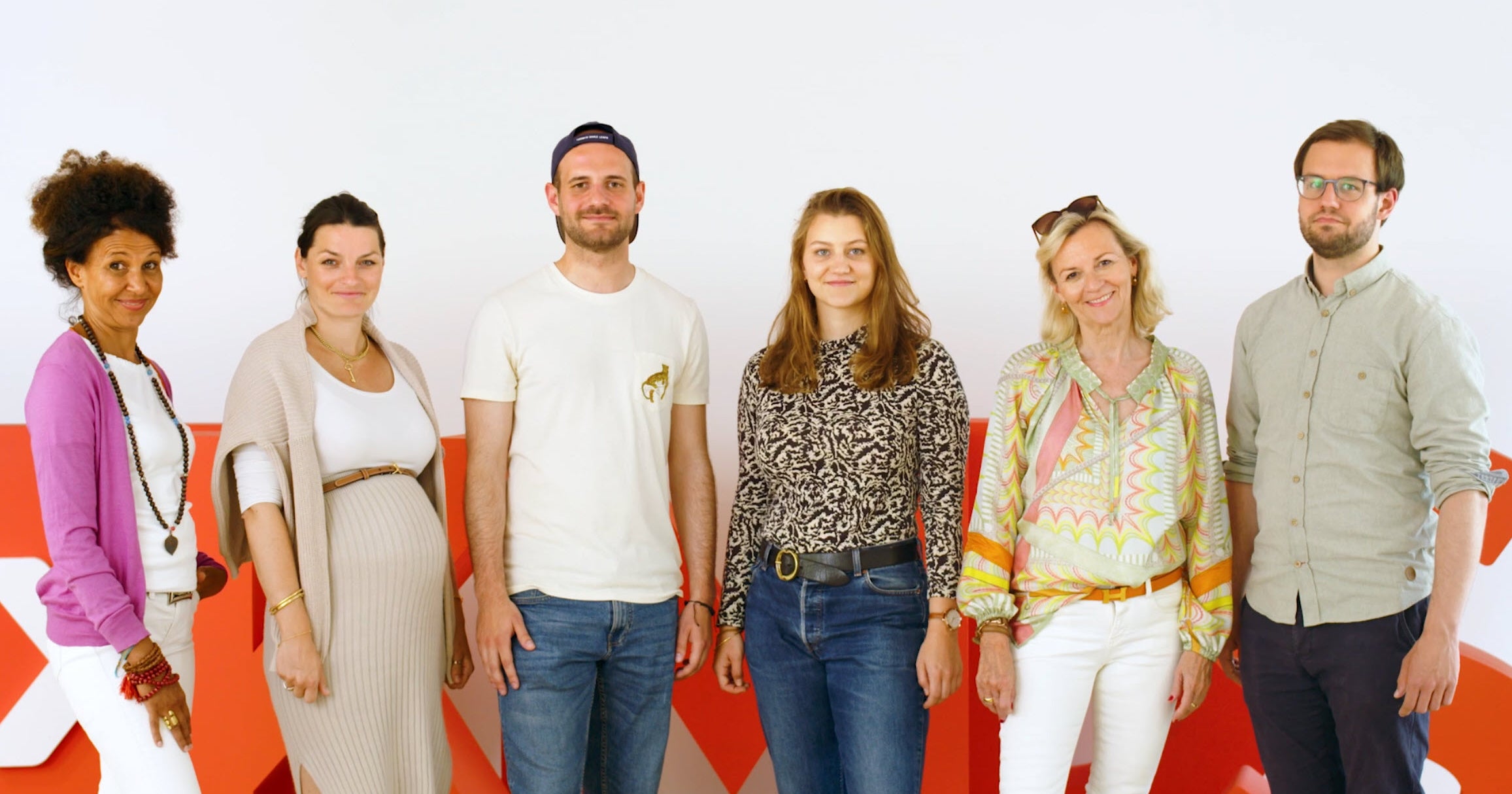 Eine Gruppe von Menschen posiert für ein Foto