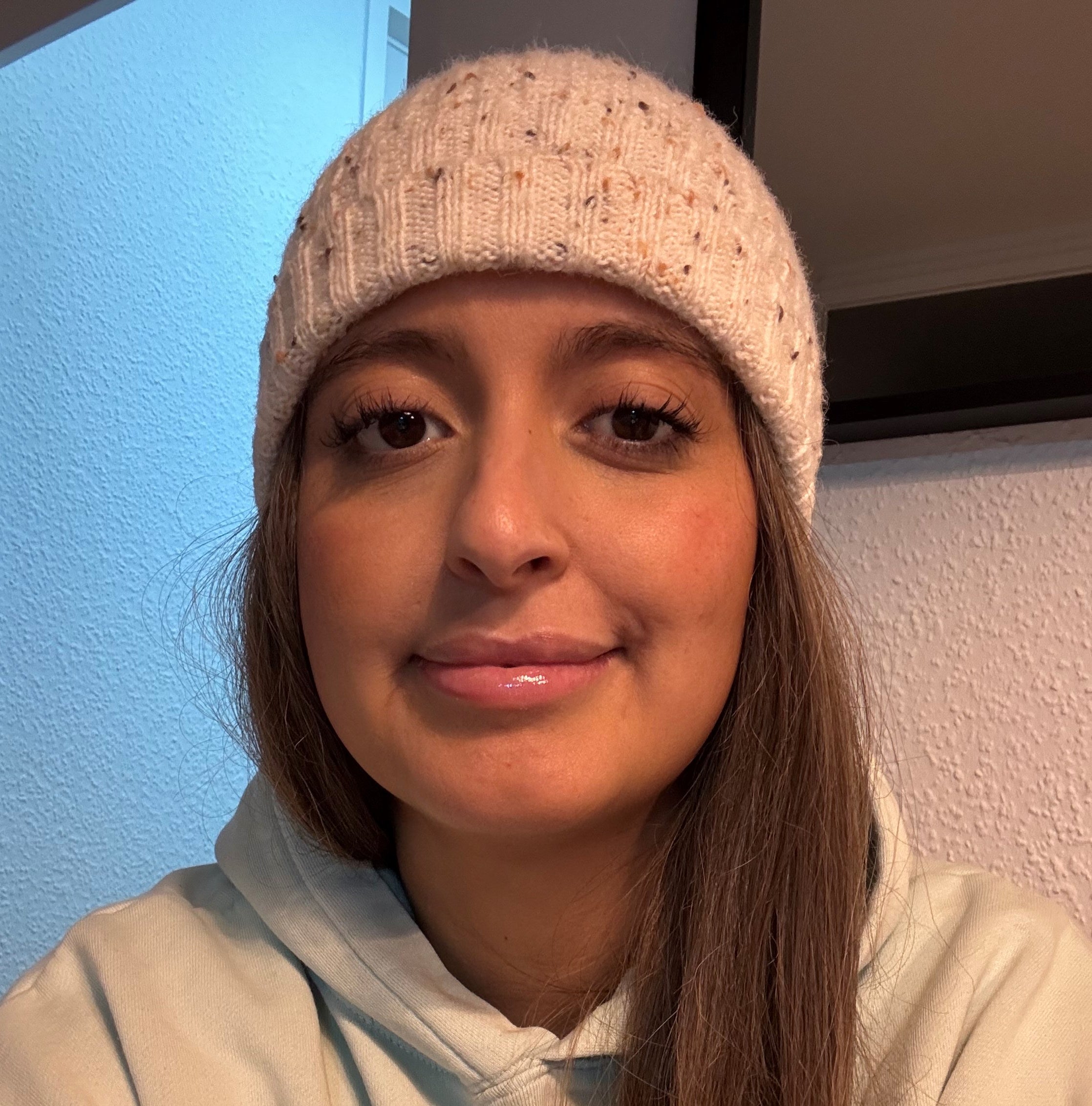 Eine Frau mit einer Strickmütze