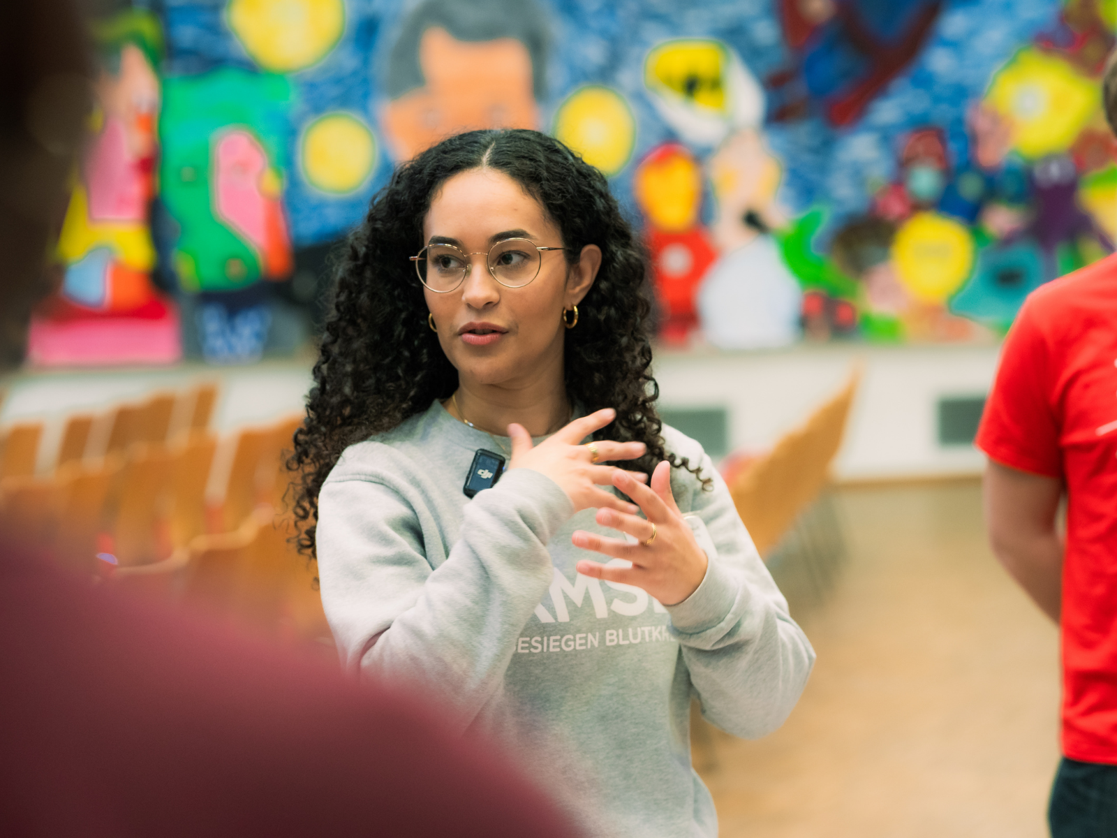 Eine Mitarbeiterin der DKMS erklärt Schüler:innen Wissenswertes zu Stammzellspenden