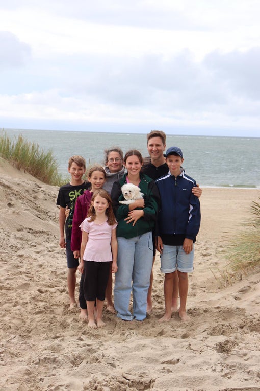Zu sehen ist Bianca mit ihren Kindern, ihrem Mann und ihrem Hund am Strand. 