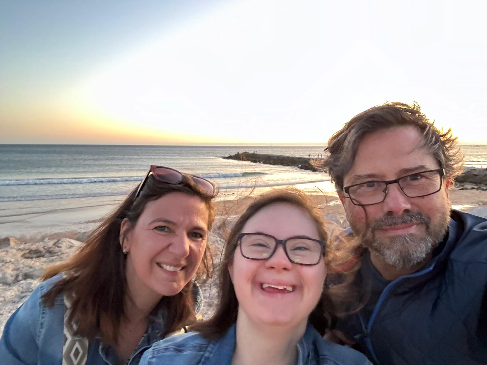 Patientin Sara mit ihren Eltern am Strand.