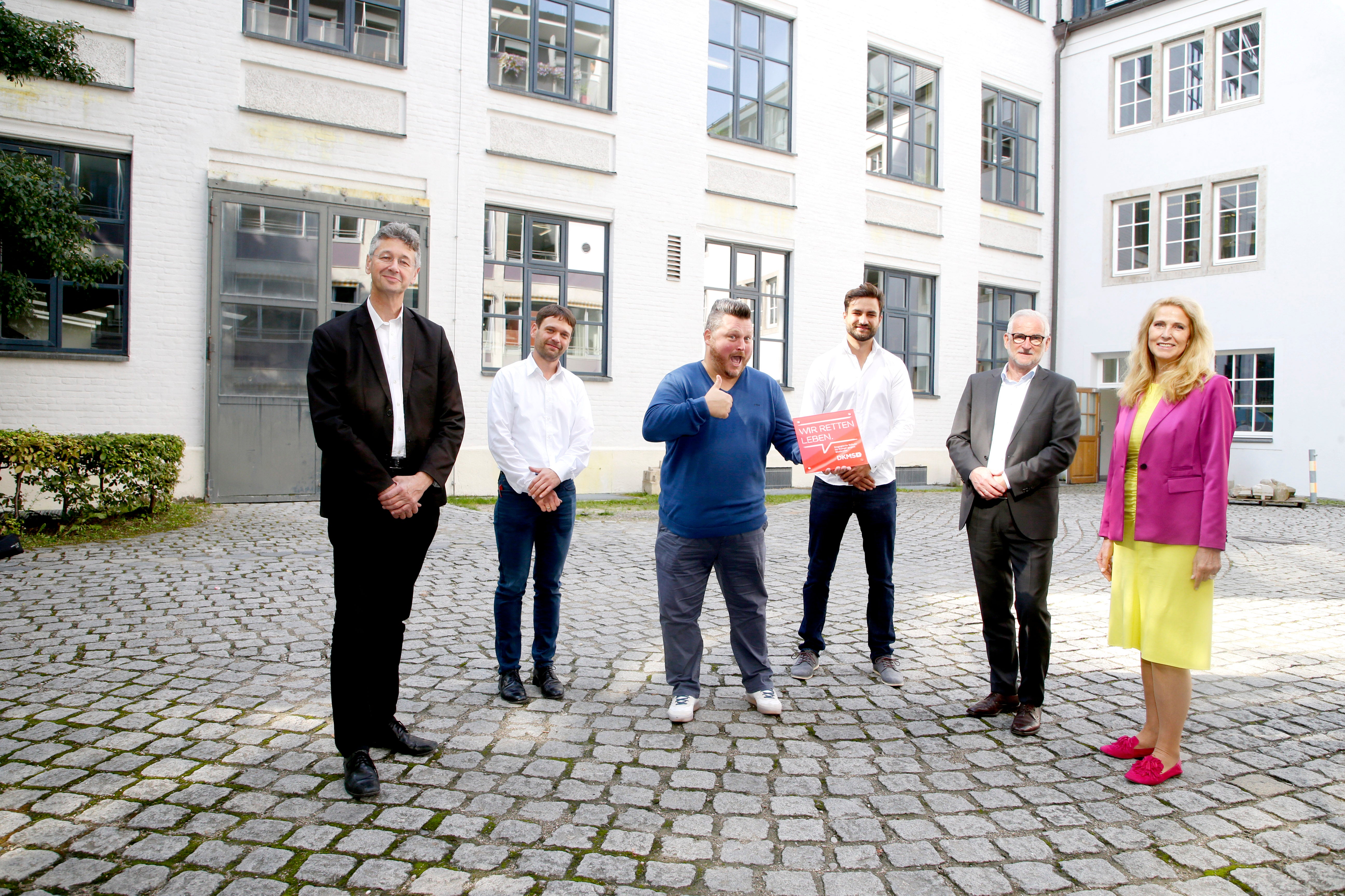 Dr. Elke Neujahr und Prof. Dr. Michael Piazolo mit den Vertretern des Städtischen Berufsschulzentrums für das Bau- und Kunsthandwerk München