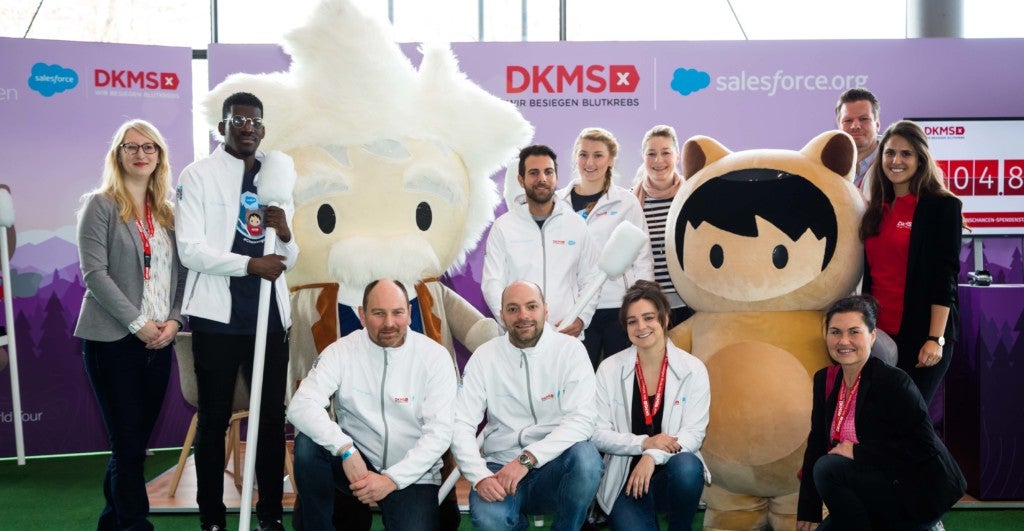 Eine Gruppe von Menschen posiert für ein Foto