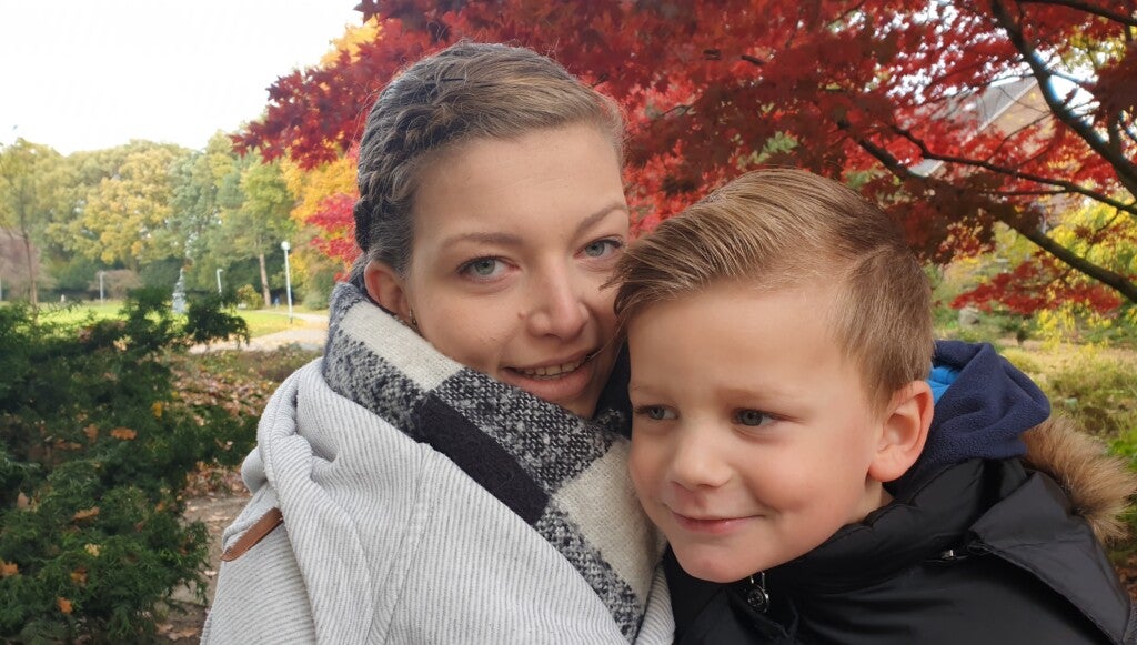 Eine Frau und ein Junge posieren für ein Selfie