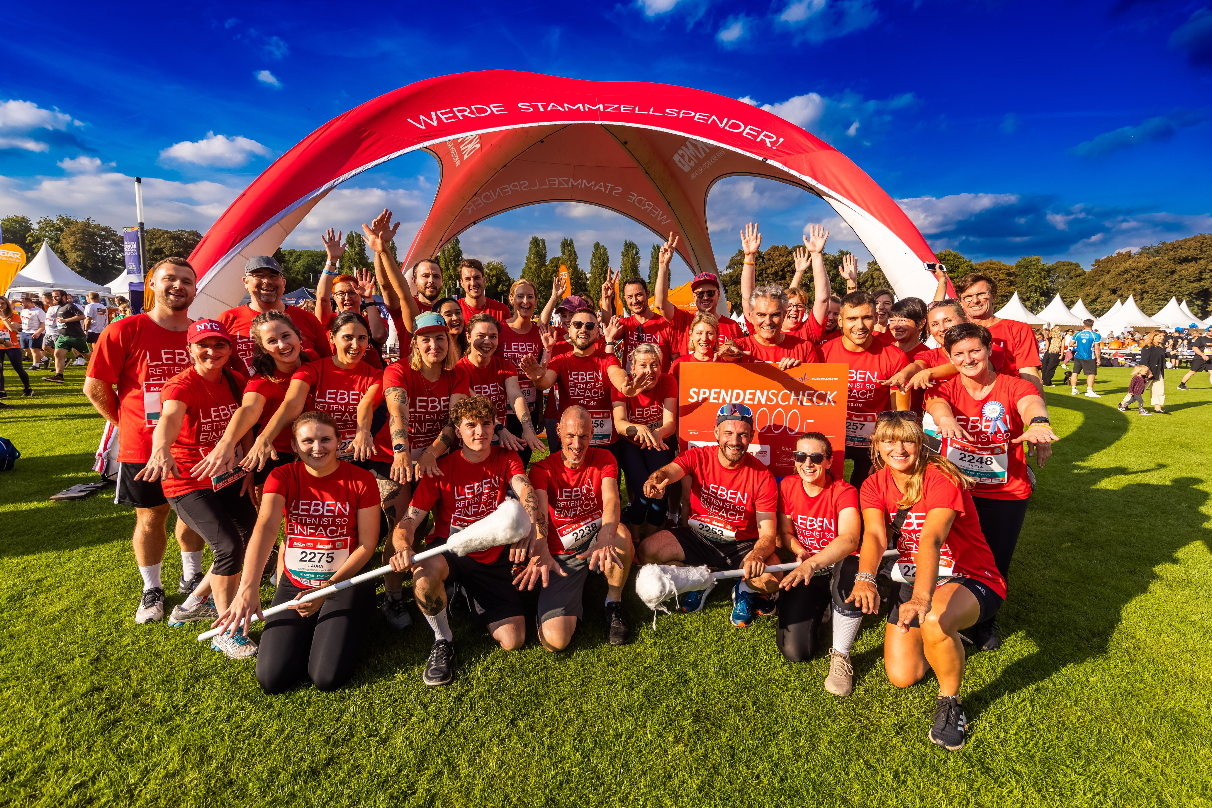 Eine Gruppe von Menschen posiert für ein Foto