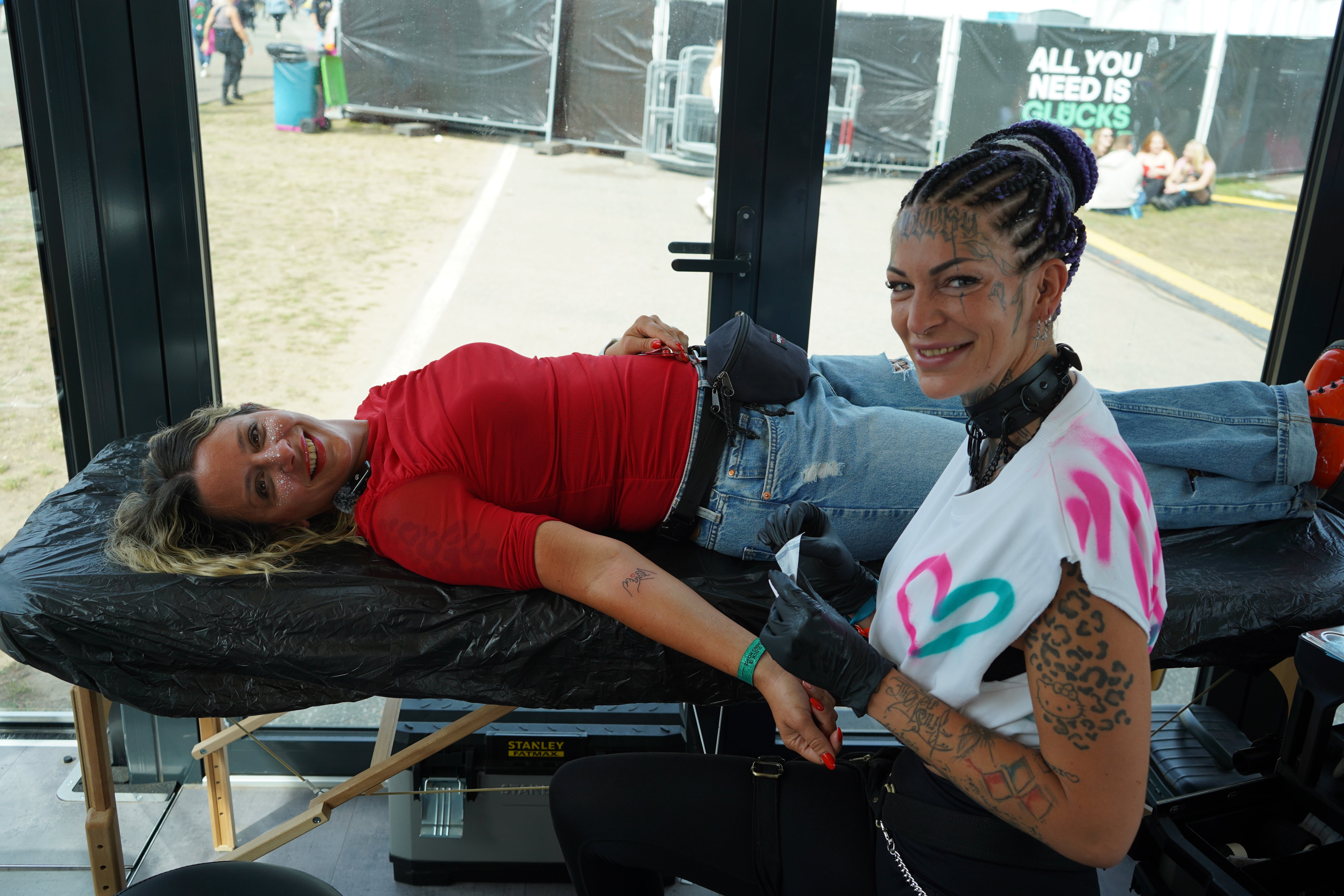 Eine Frau mit Tattoos und einer Tätowierung auf dem Arm