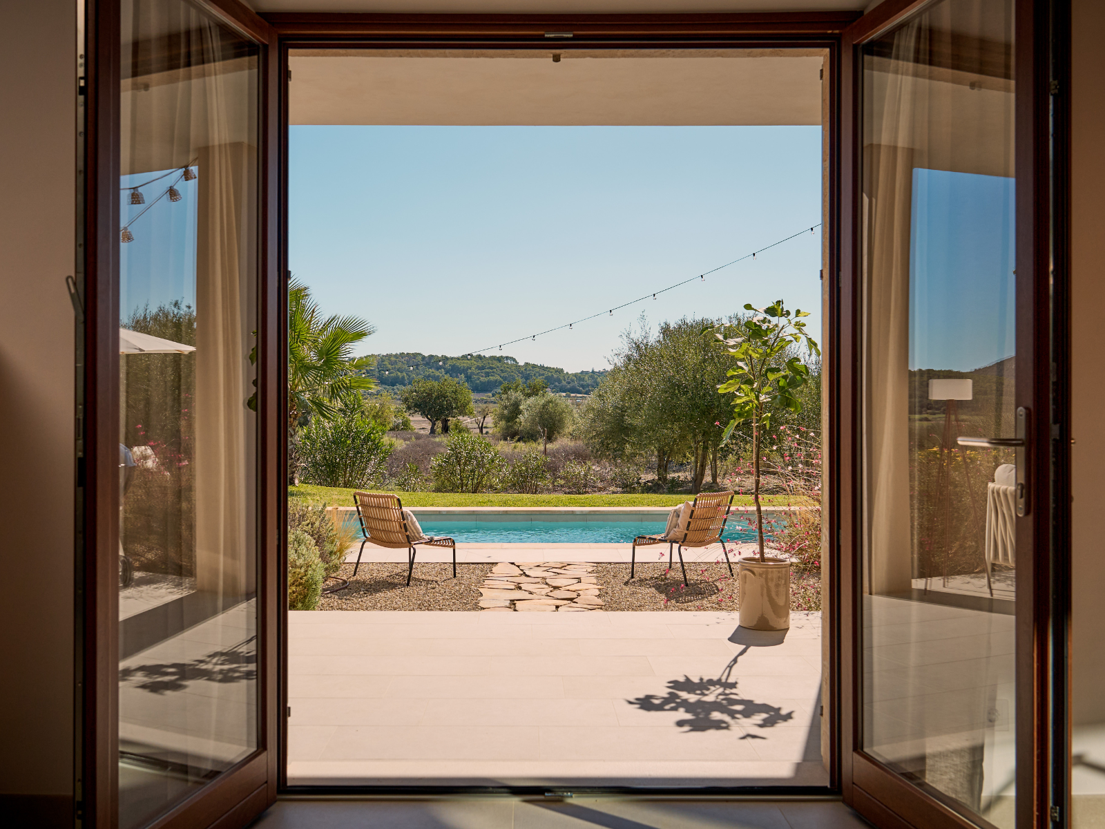 Mallorca Traumhaus - Blick aus dem Haus in den Garten.