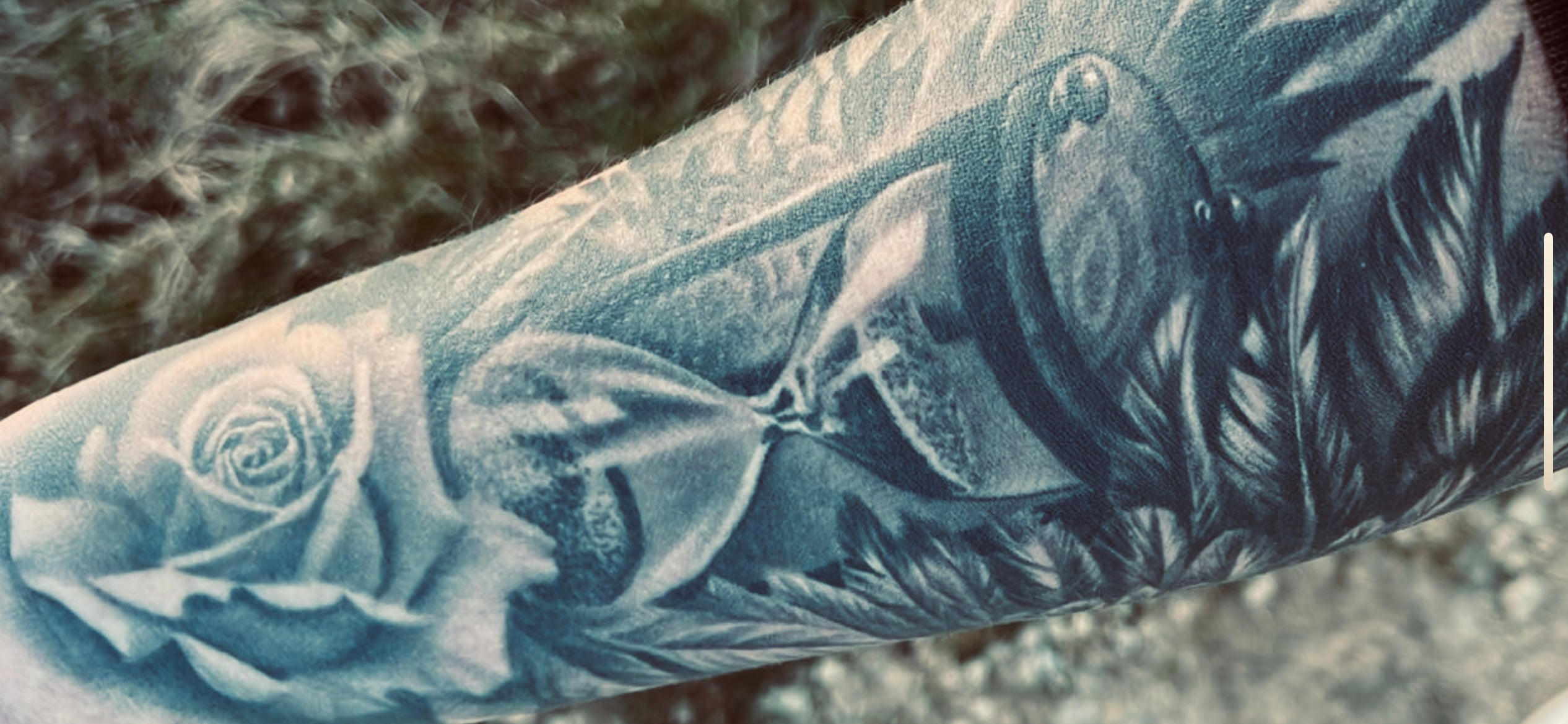 Eine Tätowierung auf dem Arm einer Person