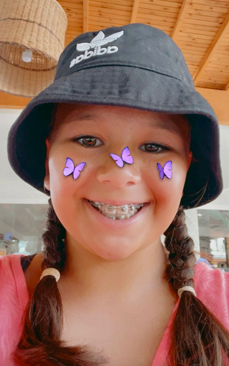 Selfie von Amelia mit einem Filter, durch den Schmetterlinge auf ihrem Gesicht erscheinen.