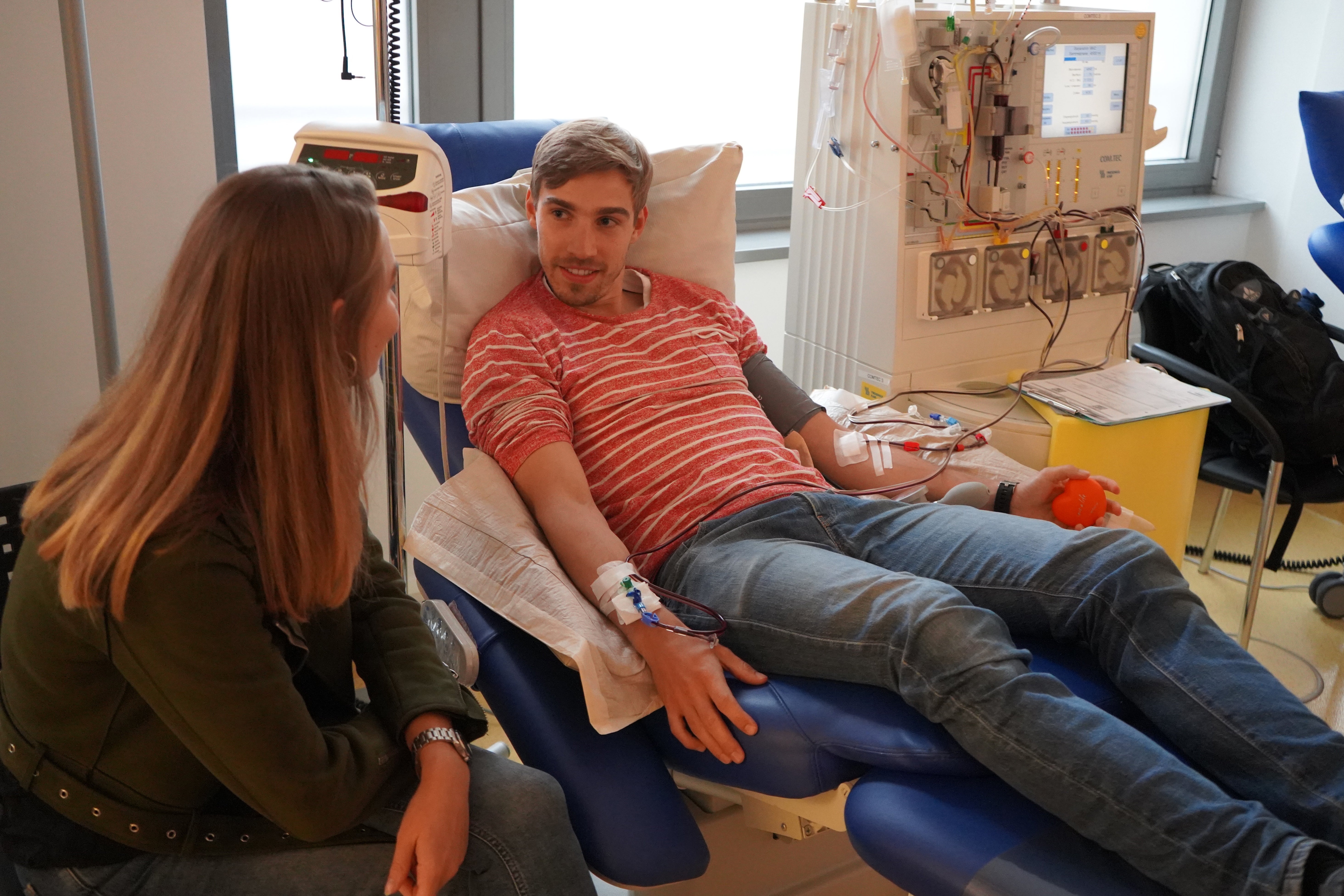 Luisa begleitete ihren Bruder Max bei der Spende