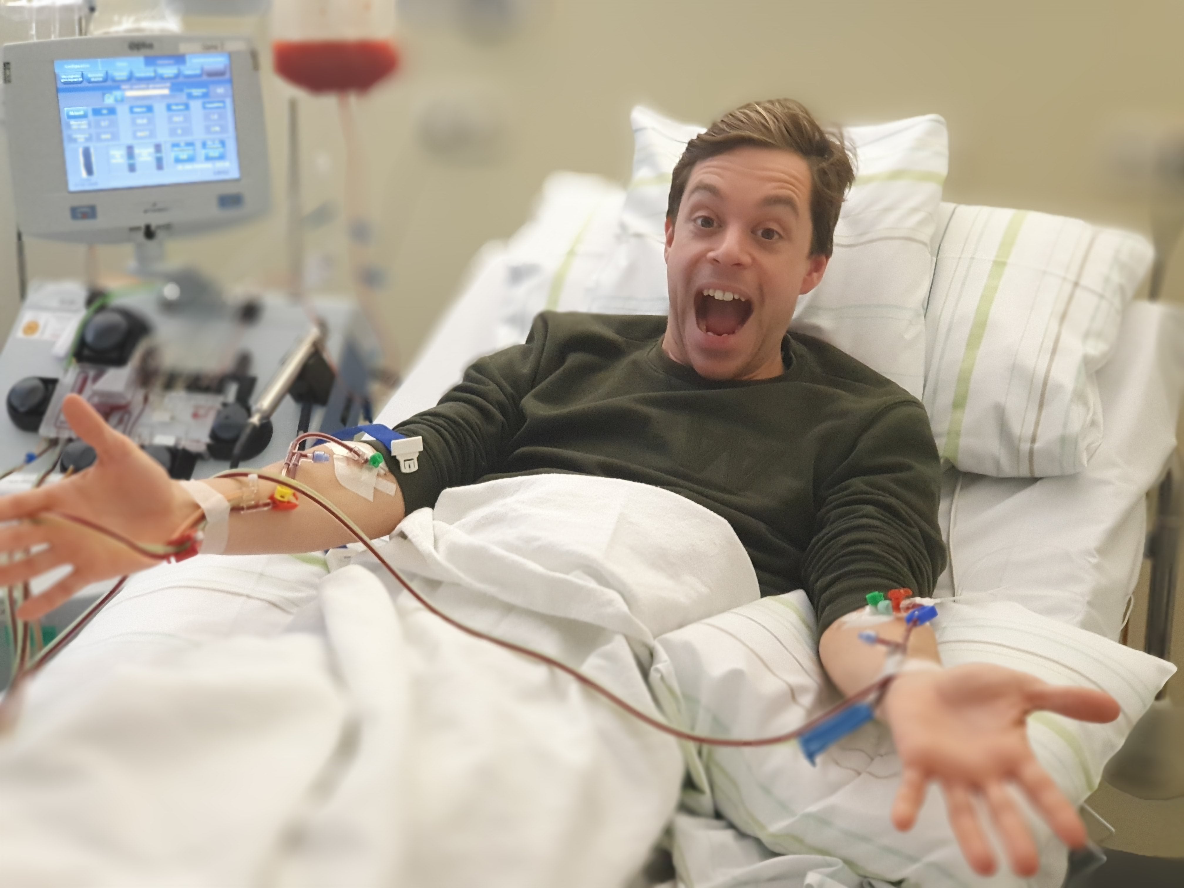 Moderator Tobias Krell spendet Stammzellen, hier liegt er in einem Krankenhausbett während seiner Spende