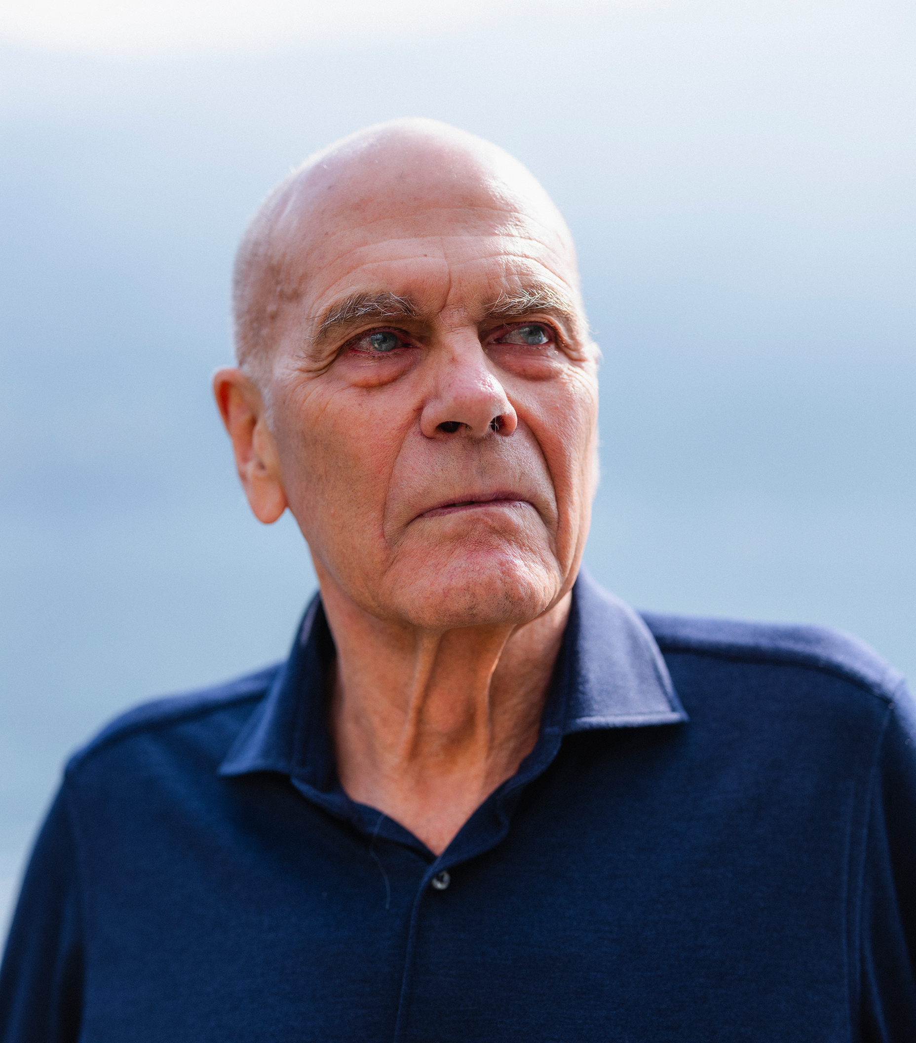 Ein Mann in einem blauen Hemd