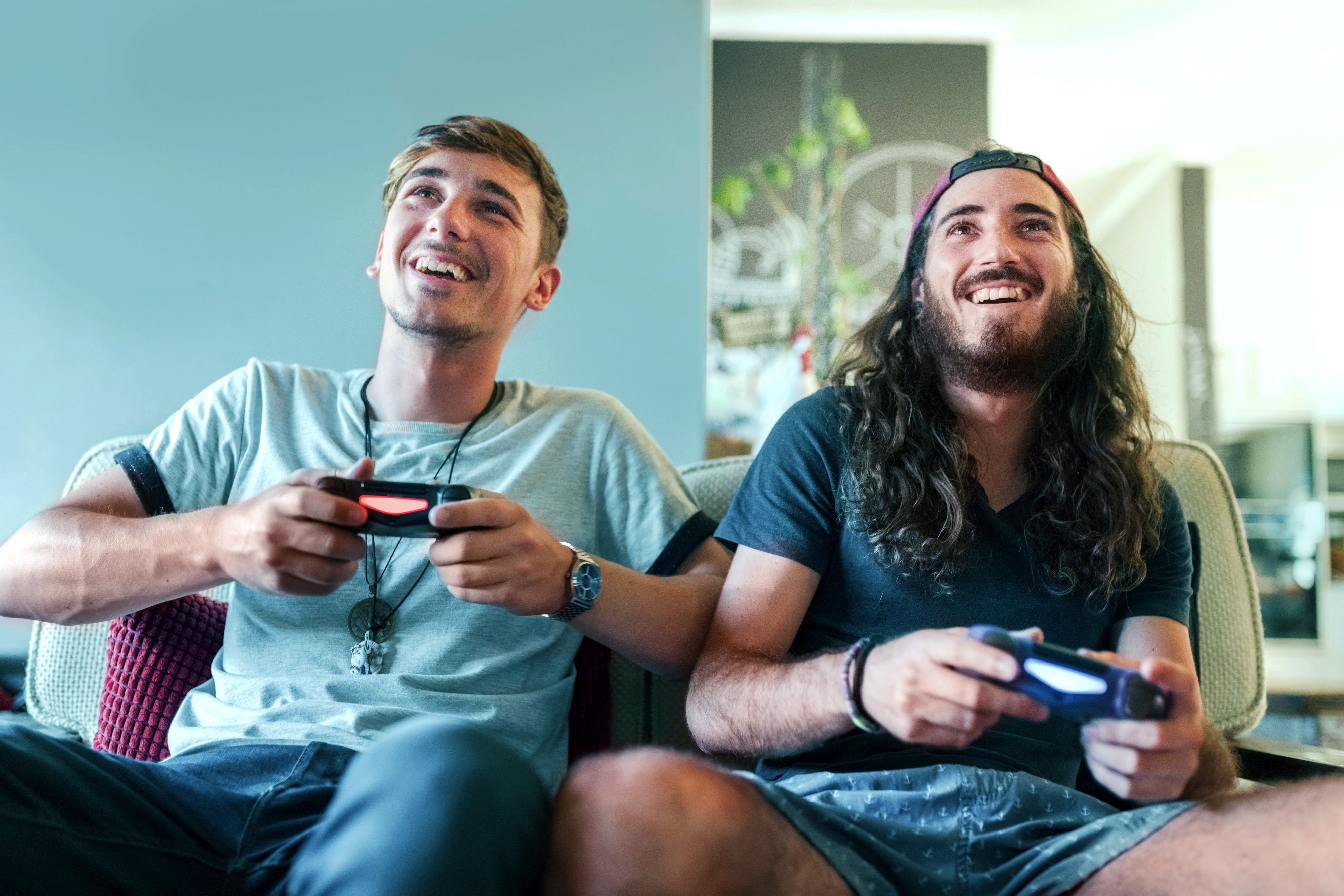 zwei junge Manner beim gaming