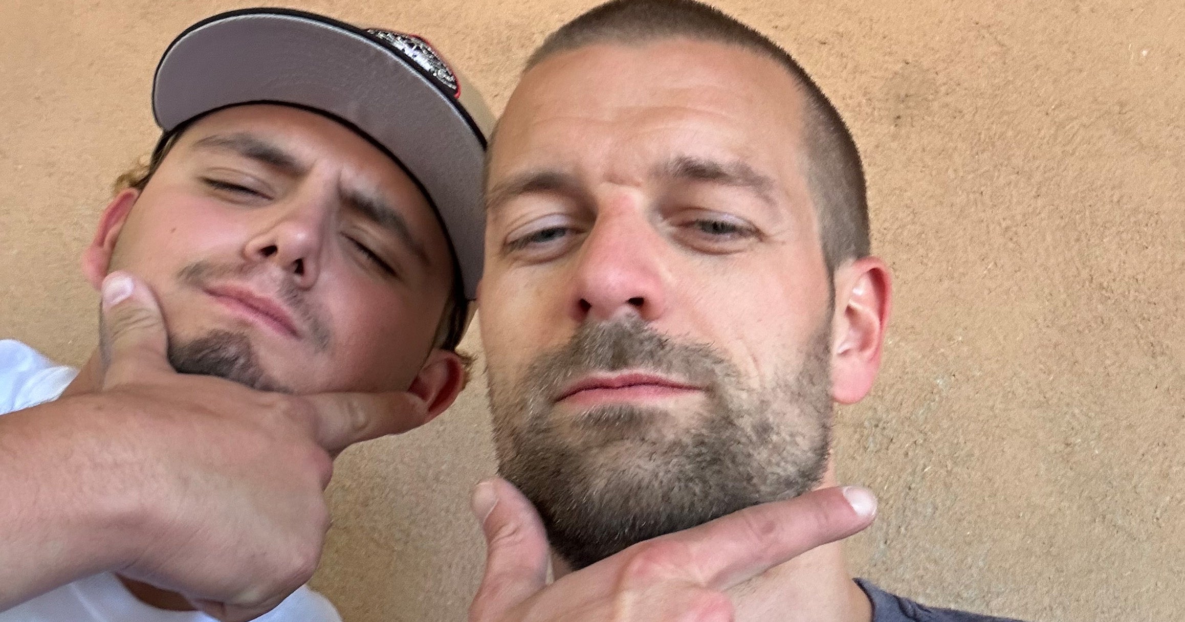 Zwei junge Männer posen in die Kamera