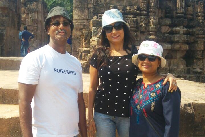 Eine Gruppe von Menschen posiert für ein Foto