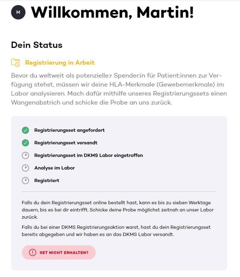 Screenshot aus dem DKMS-Registrierungsportal mit der Überschrift „Willkommen, Martin!“ und dem Status „Registrierung in Arbeit“. Es folgt eine Erklärung zur Analyse der HLA-Merkmale im Labor. Darunter ist ein Fortschrittsbalken mit fünf Stationen dargestellt. Die ersten beiden Schritte sind grün markiert: „Registrierungsset angefordert“ und „Registrierungsset versandt“. Die übrigen Schritte – „Registrierungsset im DKMS Labor eingetroffen“, „Analyse im Labor“ und „Registriert“ – sind noch grau. Unten befindet sich ein Hinweis für den Fall, dass das Set nicht angekommen ist, mit einem Button „Set nicht erhalten?“.