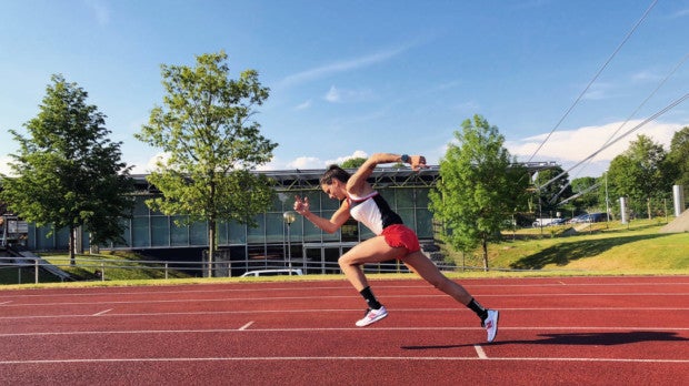 Christine Gess läuft auf einer Bahn