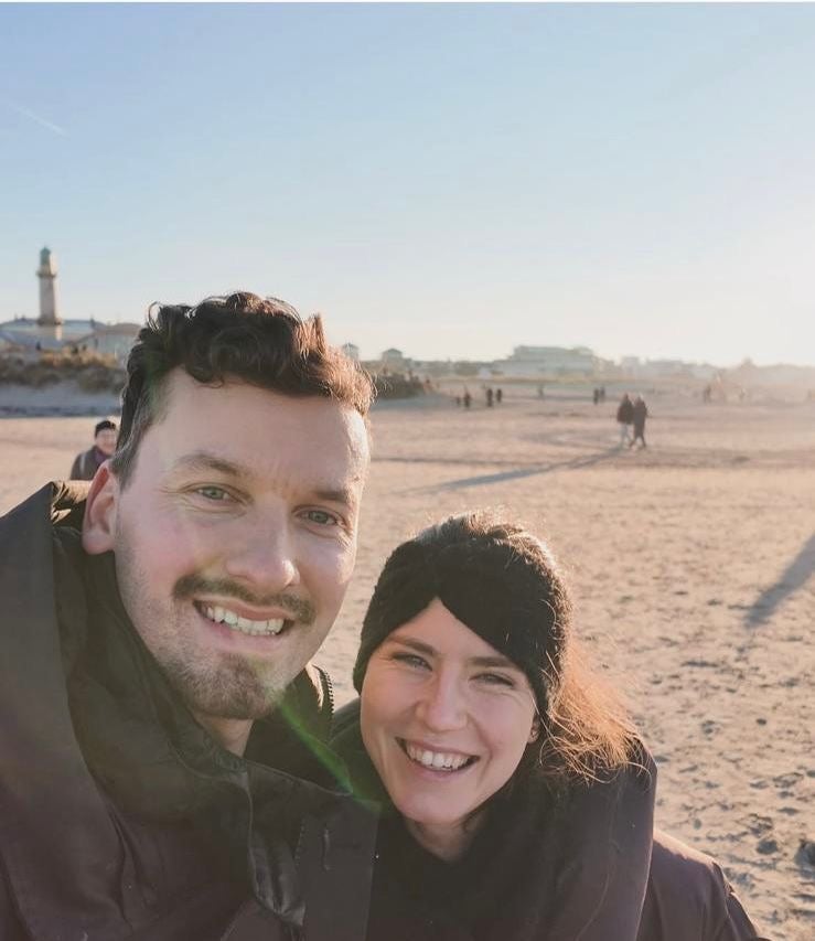 Ein Mann und eine Frau machen ein Selfie am Strand