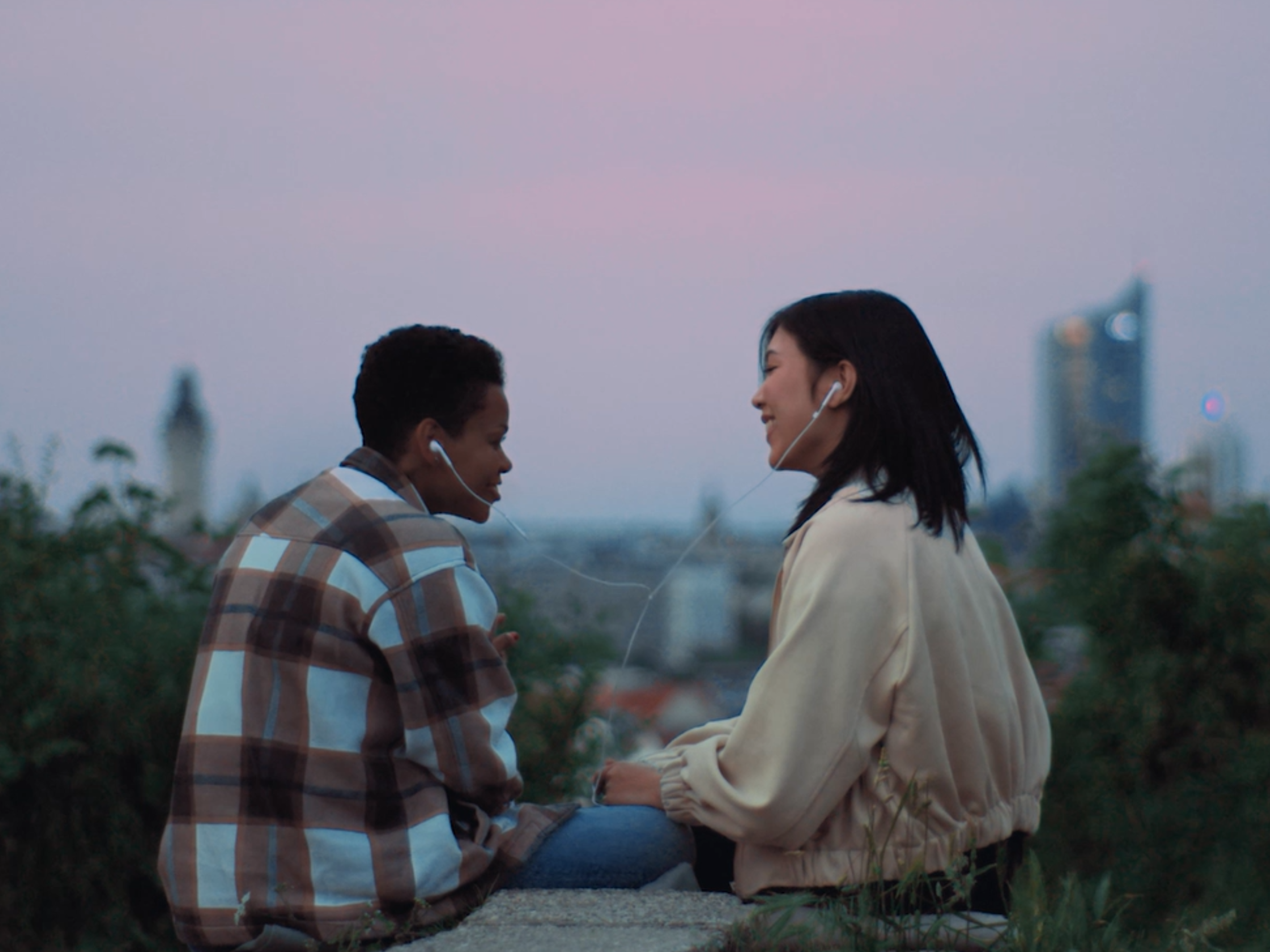 Gina & Trang hören gemeinsam Musik.