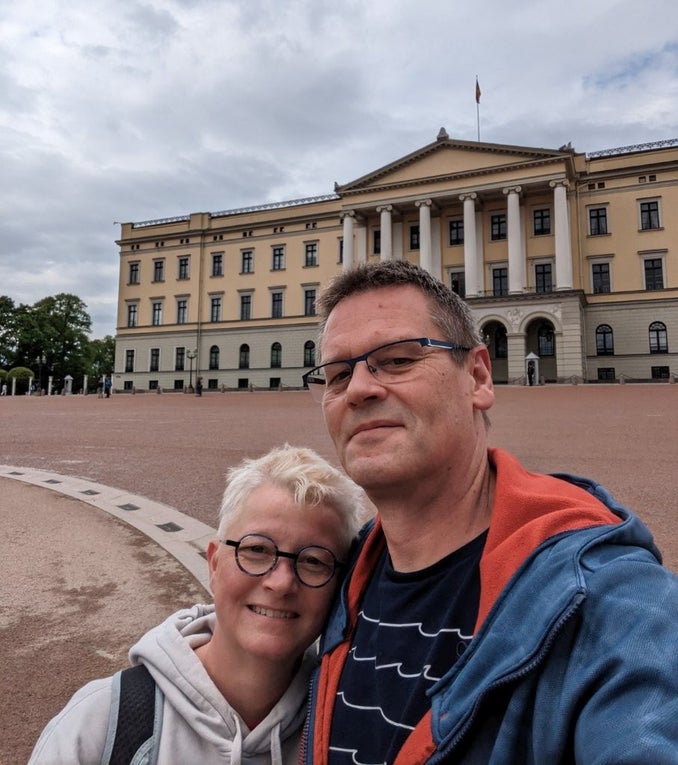 Michael und seine Ehefrau Sonja lächeln in die Kamera. 