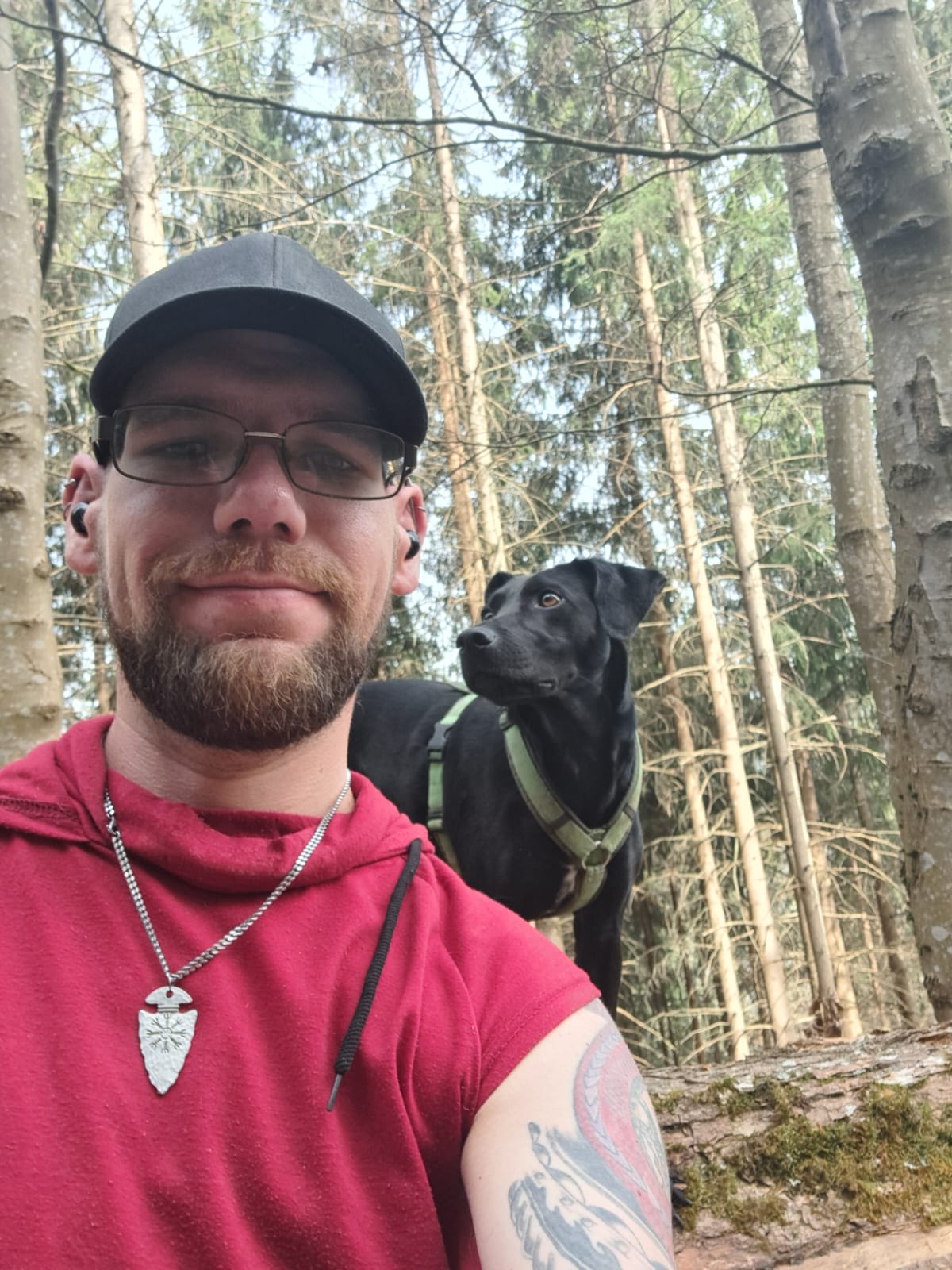 Patient Tobias mit seinem Hund im Wald.