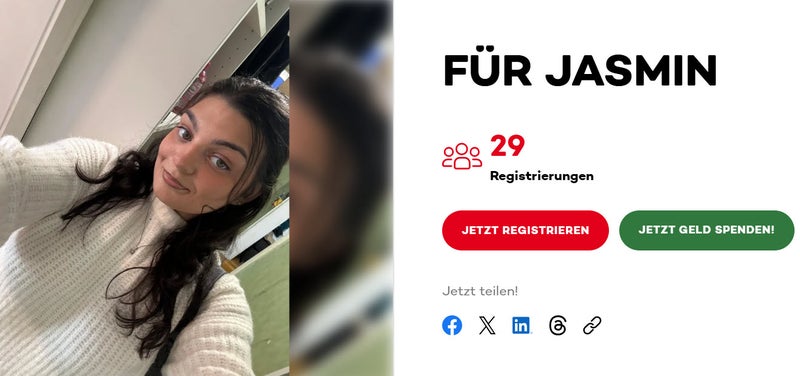Eine Frau macht ein Selfie, daneben ist ein Registrierungsaufruf
