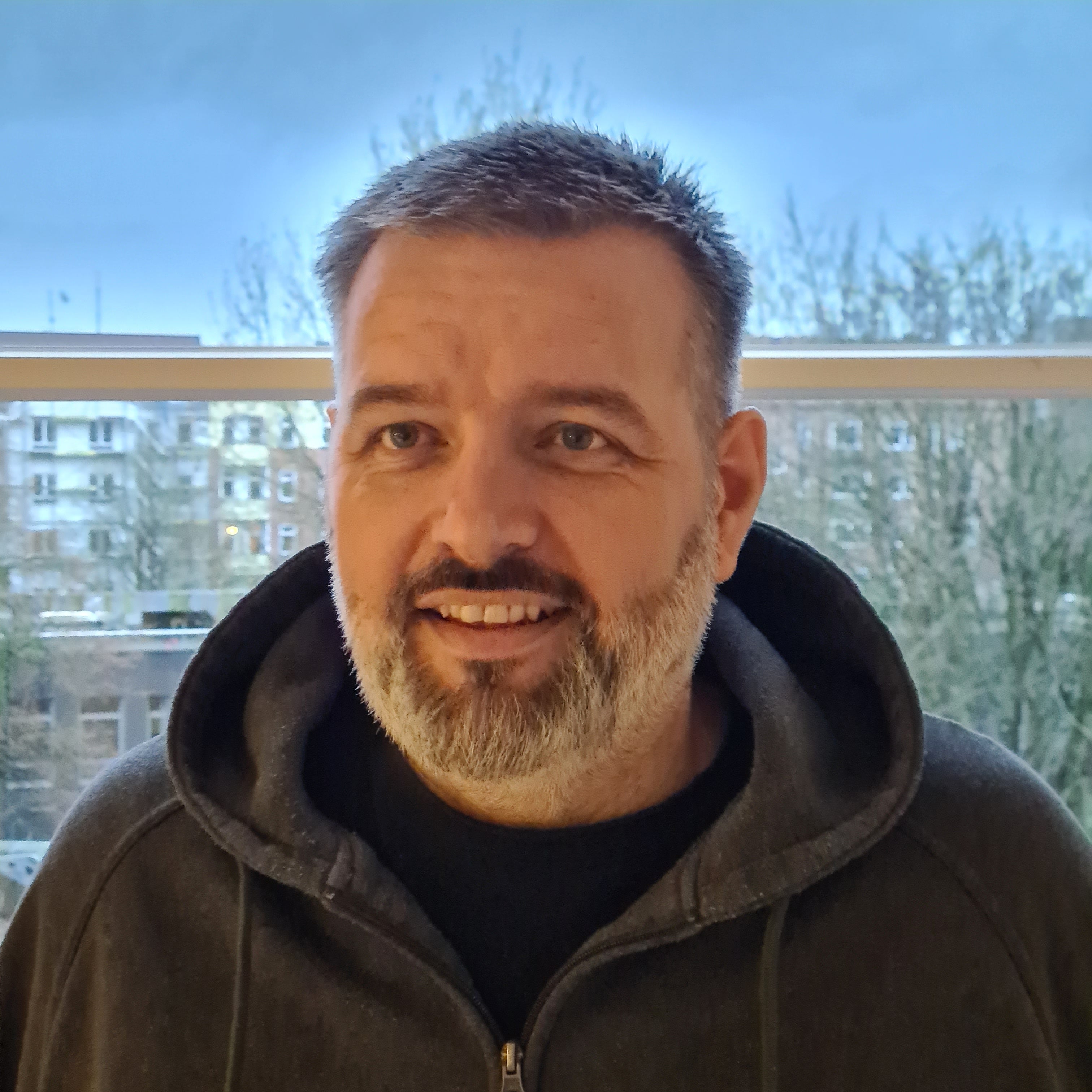 Patient Simon sitzt auf dem Balkon.