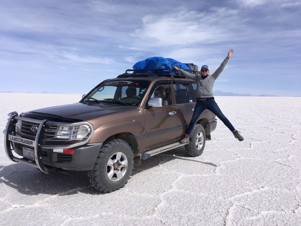 Stella posiert auf einem Auto