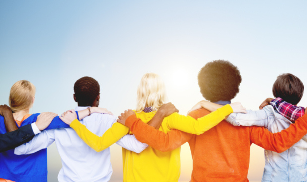 Eine Gruppe von Menschen, die sich gegenseitig umarmen