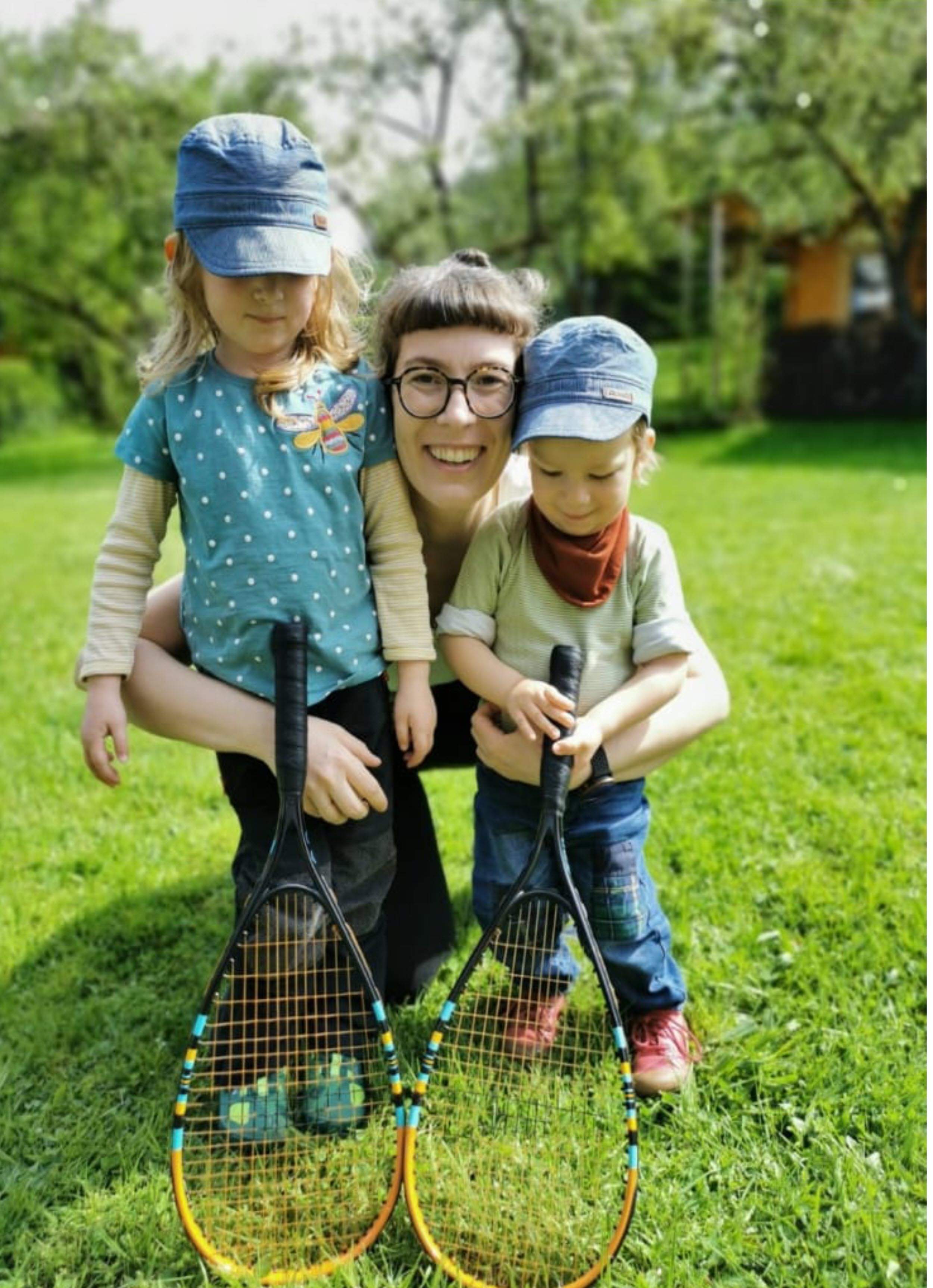 Patientin Anna mit ihren beiden Kinder im Arm.