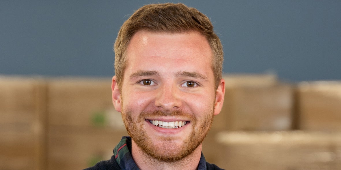 Ein Mann lächelt für ein Foto