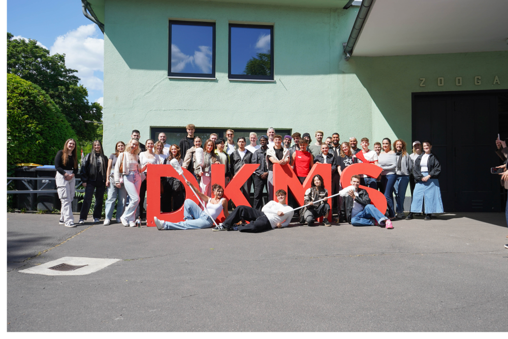 Eine Gruppe von Menschen posiert für ein Foto