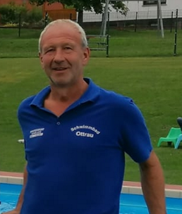 ein Mann steht am Rand von einem Fussballplatz