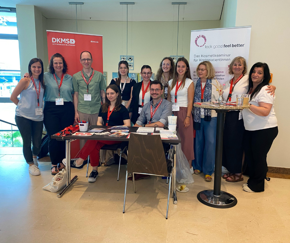 Eine Gruppe von Menschen, die zusammenstehen. 