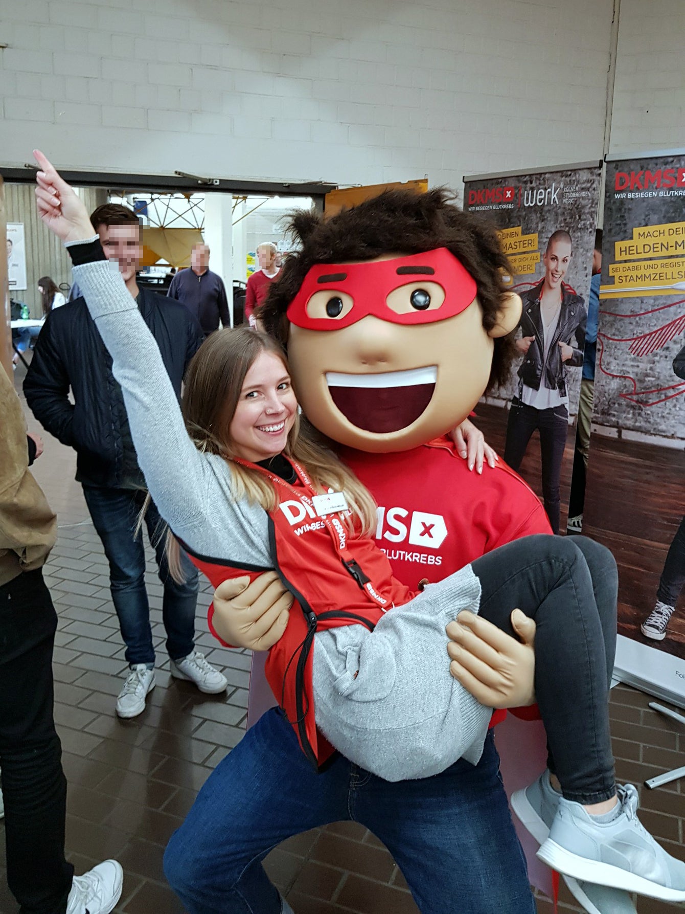 Maren Bauchmüller in den Armen des DKMS Maskottchen