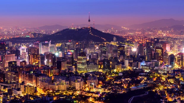 Stadt in Südkorea mit Lichtern bei Nacht