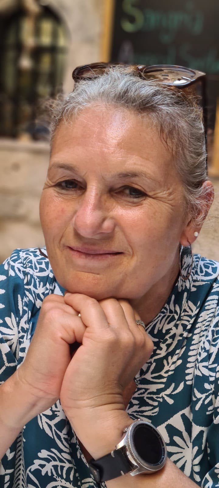 Patientin Kirsten lächelt in die Kamera