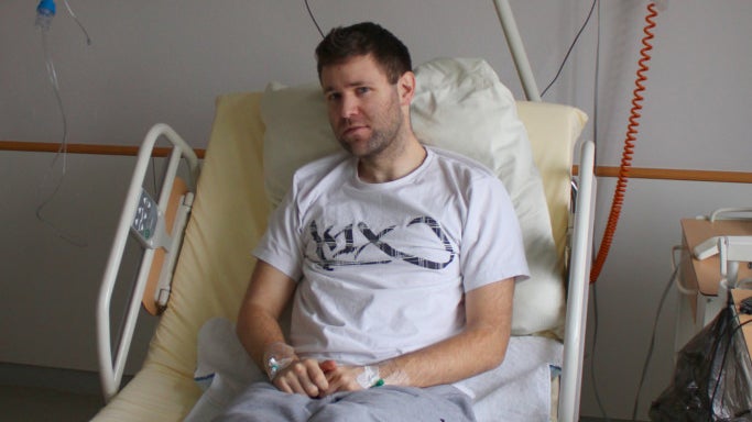 Ein Mann sitzt in einem Apherese Stuhl während der Stammzellentnahme