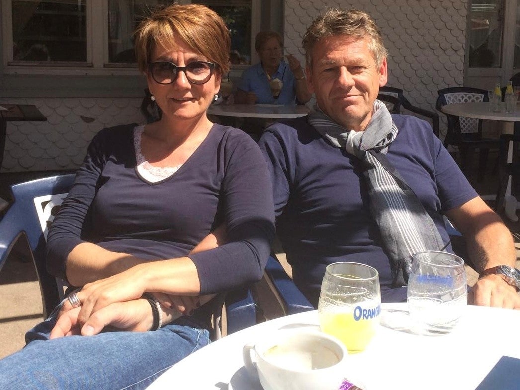 Ein Mann und eine Frau sitzen an einem Tisch