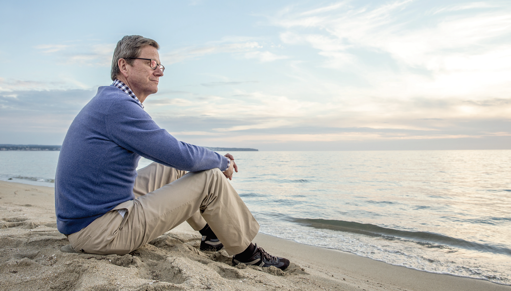 Der ehemalige Außenminister unterstützte das Anliegen der DKMS im Kampf gegen Blutkrebs, auf diesem Foto sitzt er am Strand