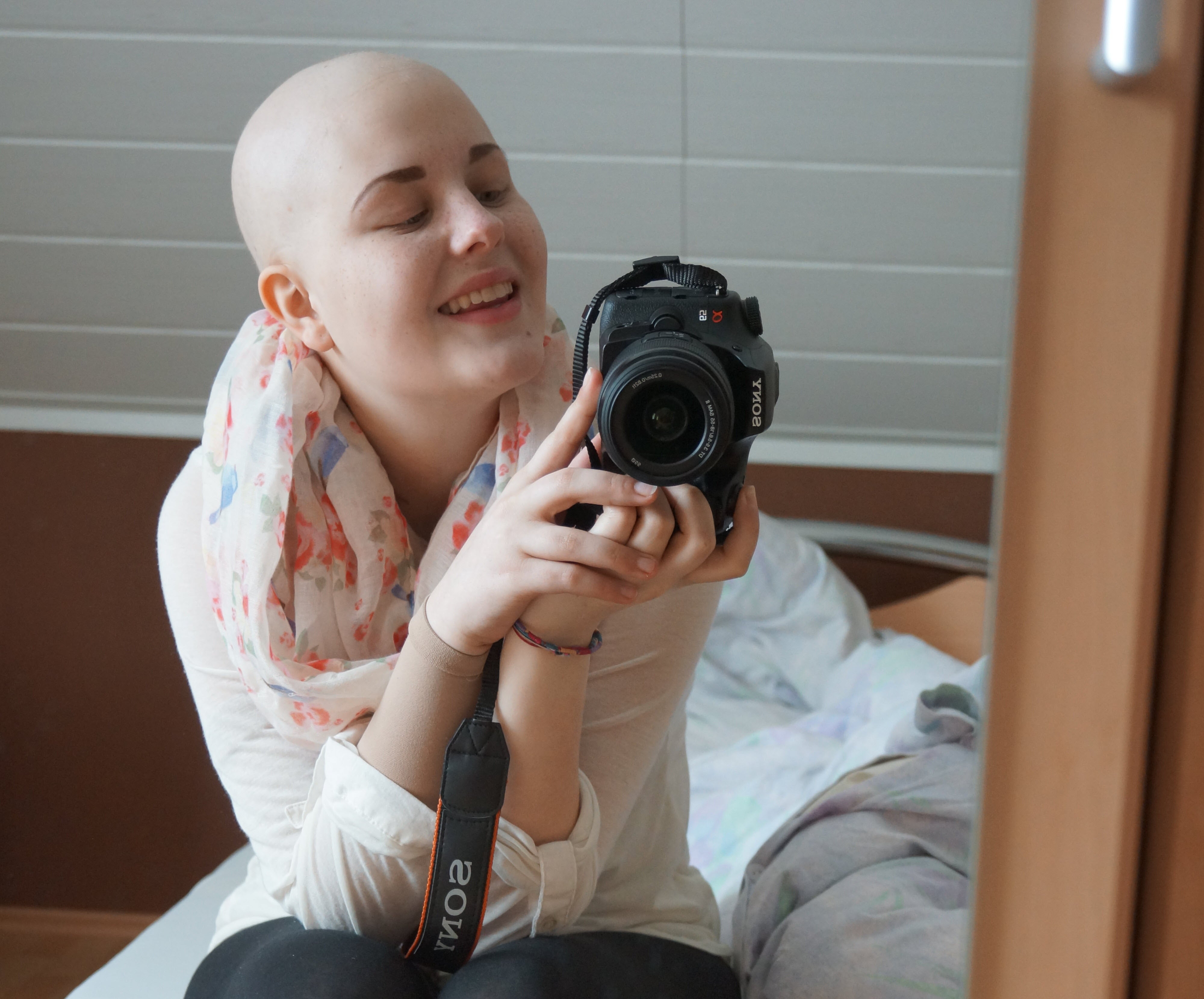 Eine Frau hält eine Kamera