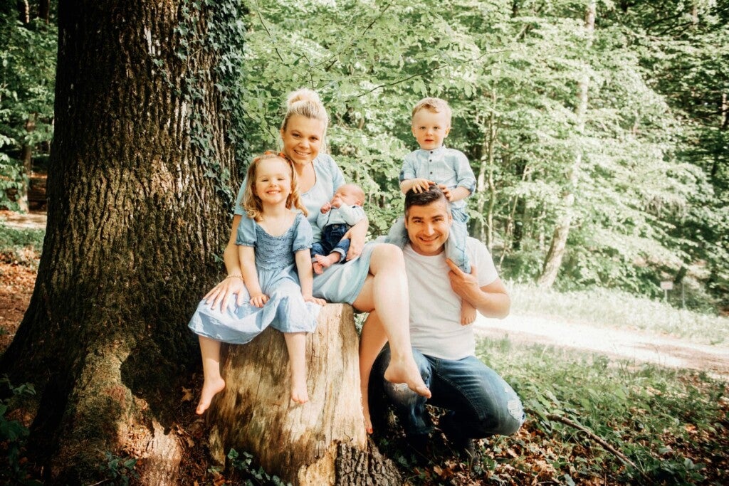 Stefan und seine Familie posieren für ein Foto