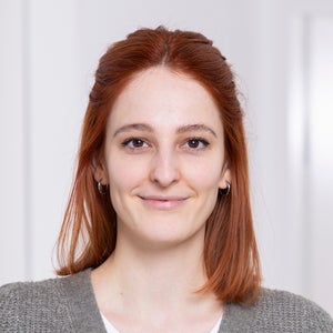 Eine Frau mit roten Haaren lächelt