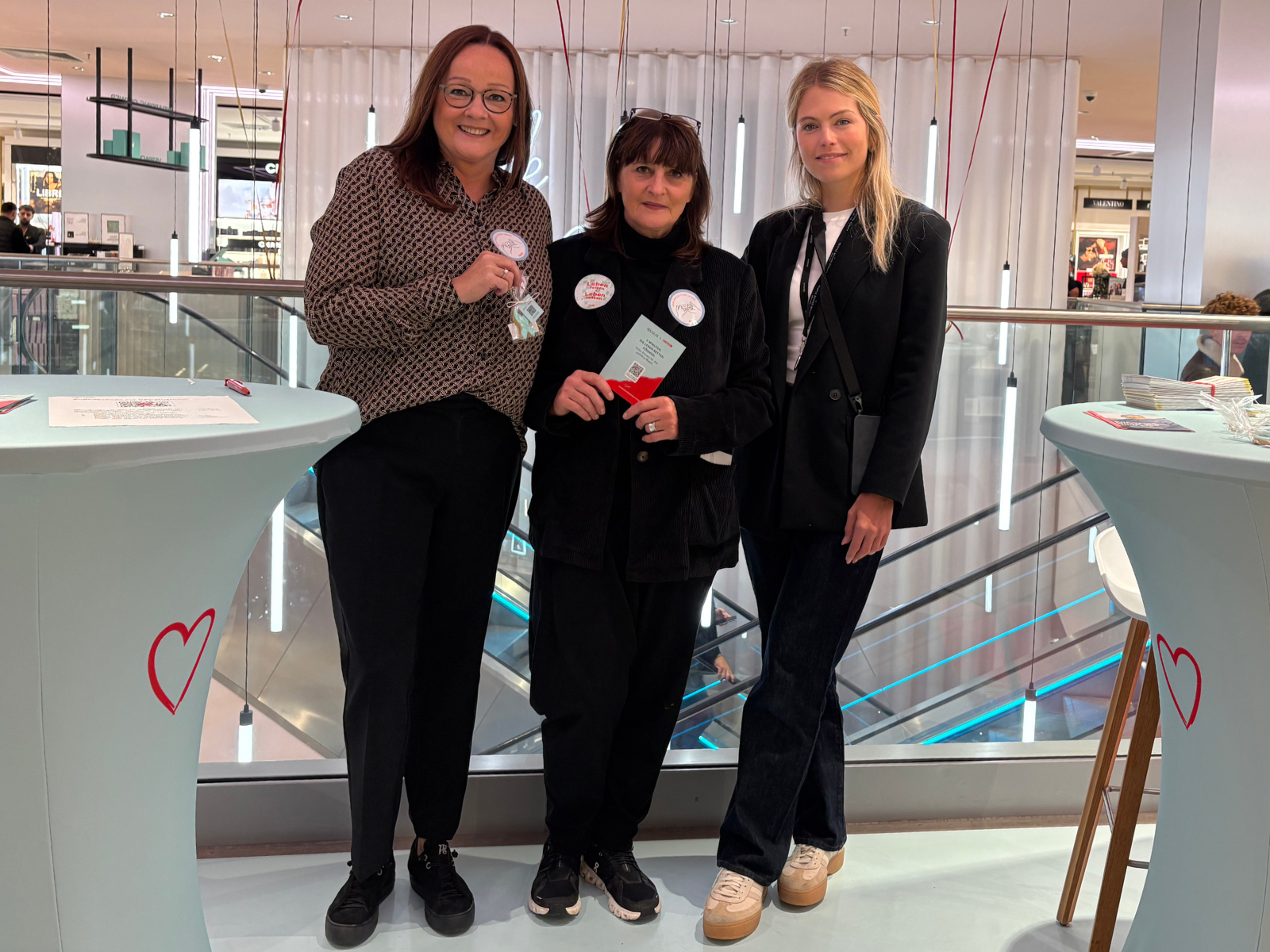 Annette Wenz (ehemalige Blutkrebspatientin und Douglas-Mitarbeiterin), Marion Wehmeier-Kissel (Douglas-Mitarbeiterin, die auch Kosmetikseminare bei LGFB gibt) und Sabrina Grützner (Projektmanagerin Marketing)
