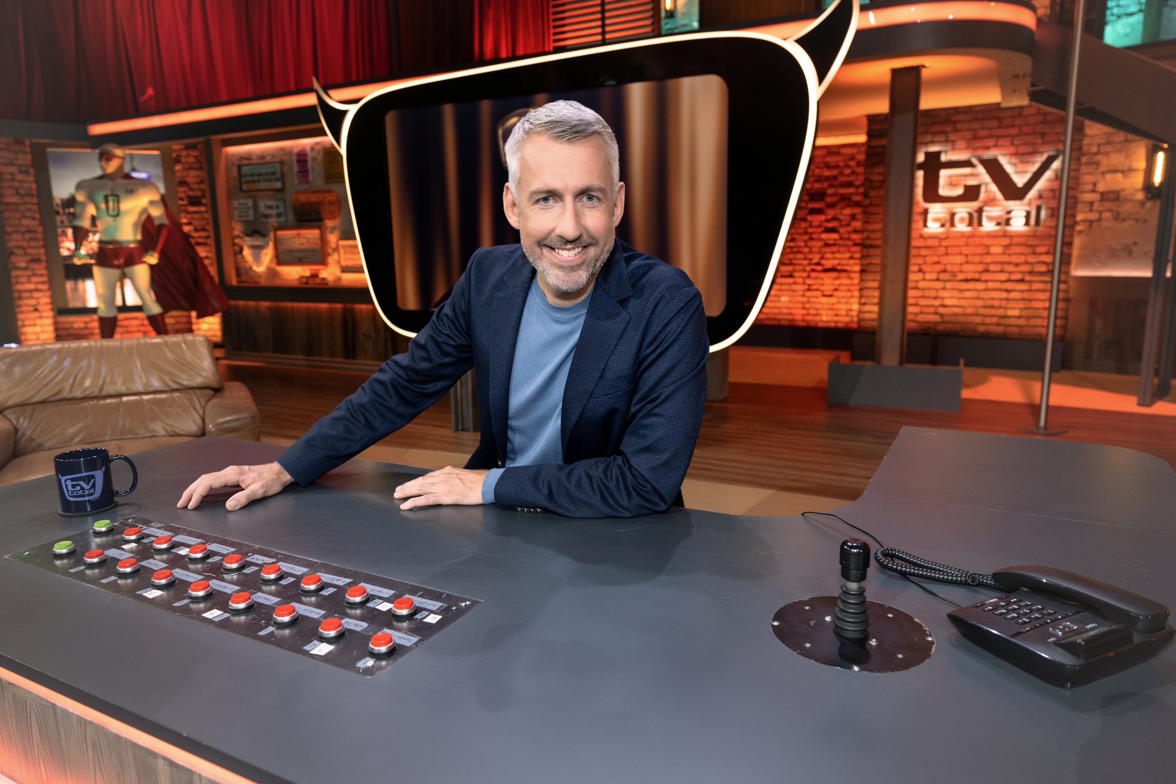 Zu sehen ist Sebastian Pufpaff im Studio seiner Show TV Total. 