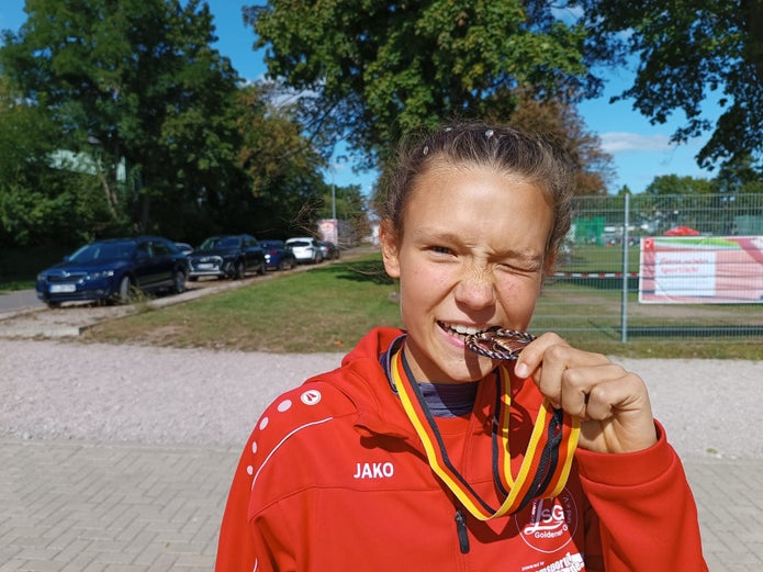 Patientin Pauline mit einer Goldmedaille in der Hand