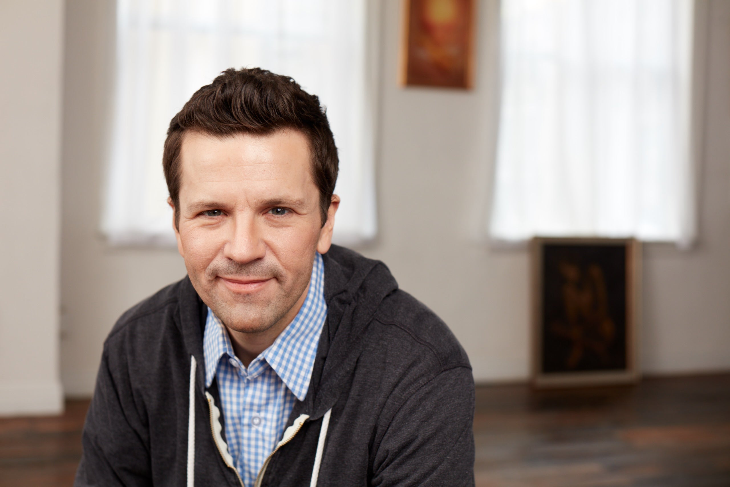 Ein Mann lächelt in die Kamera